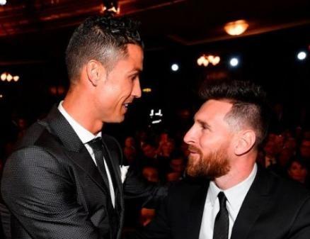 半场：拜仁2-2弗赖堡，卡尔、奥利塞分别传射，铃木唯人进球（半场战报：拜仁2-2弗赖堡，卡尔与奥利塞各传一射，铃木唯人破门）