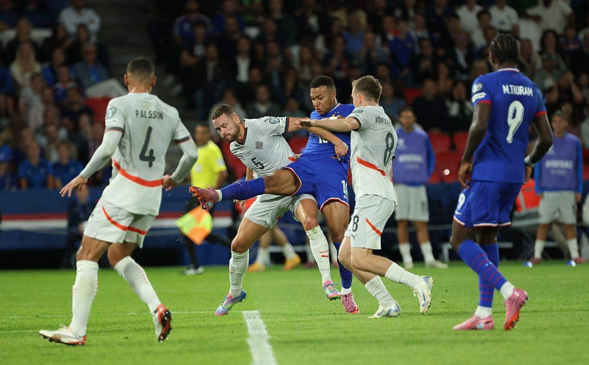 官方：巴萨与24岁后卫埃里克-加西亚续约至2031年（巴萨官方宣布：24岁后卫埃里克·加西亚续约至2031年）