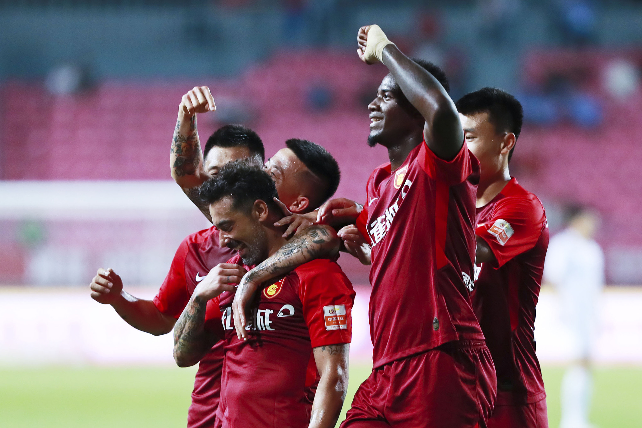 斯洛特：我不担心帅位且得到高层很多支持；失误是团队的问题