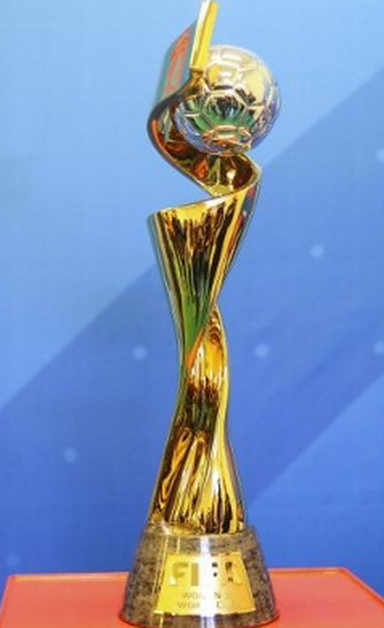 表达崇高敬意，重庆铜梁龙向李章洙赠送冲超纪念球衣