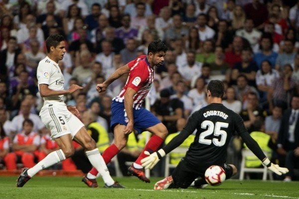 曼联将以1亿英镑的价格击败曼城，前锋签约已成定局，巴塞罗那的挖角行动也变得“认真”起来。