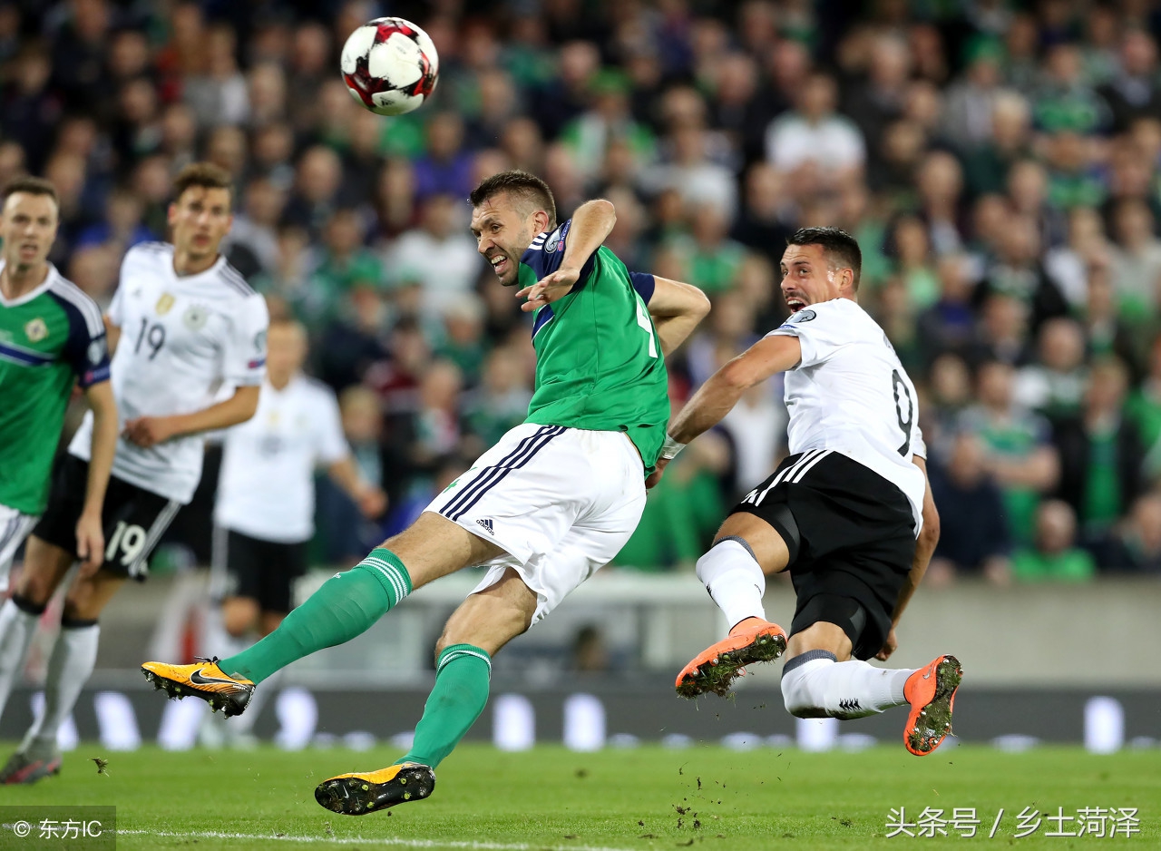 欧文快攻压哨上篮，全场沸腾（欧文末秒快攻上篮引爆全场）