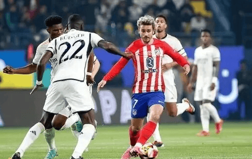 篮球CBA赛场出现冲突，裁判提前终止比赛