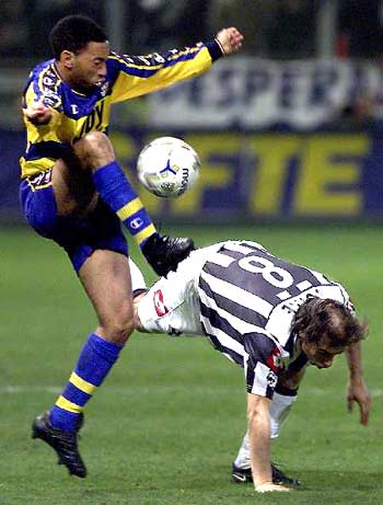 卡马文加在圣马梅斯的光芒与遗憾：进球后遭遇伤病打击